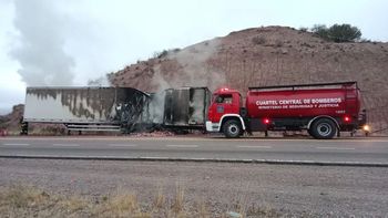 un incendio destruyo un camion que transportaba latas de gaseosas un incendio destruyo un camion que transportaba latas de gaseosas