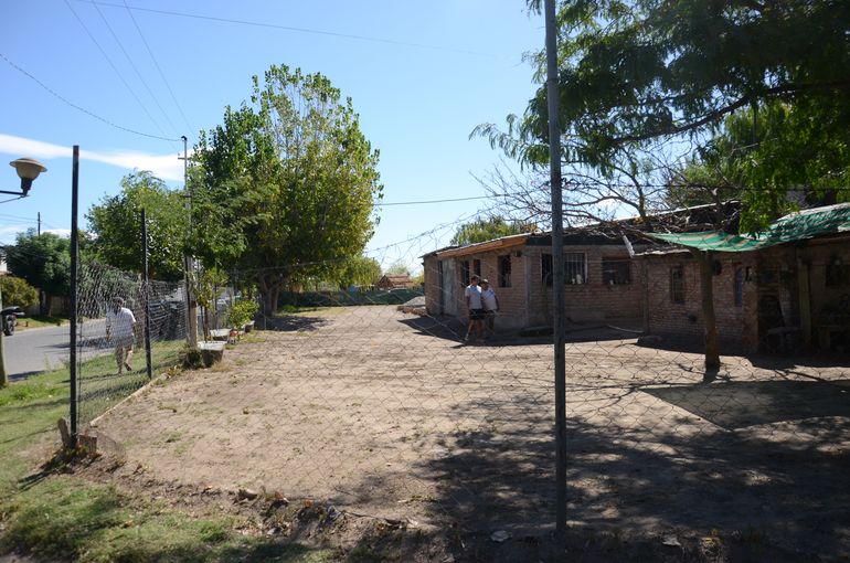 La esquina de Río Negro y Purmamarca, en donde primero se construyó una pequeña y humilde casa que hasta funcionó como punto de referencia. Luego con el correr del tiempo vendrían las ampliaciones.