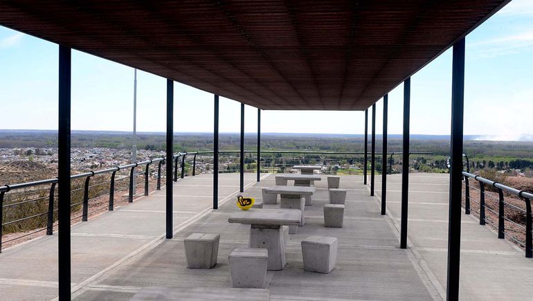 La pérgola en el mirador del Balcón del Valle, un lugar ideal para ver los amaneceres con mate, y las noches estrelladas de verano. La pérgola en el mirador del Balcón del Valle, un lugar ideal para ver los amaneceres con mate, y las noches estrelladas de verano.