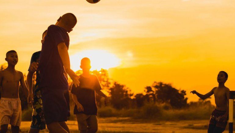 Estudio podría cambiar la formación en el fútbol: prohíben cabecear la pelota hasta los 12 años