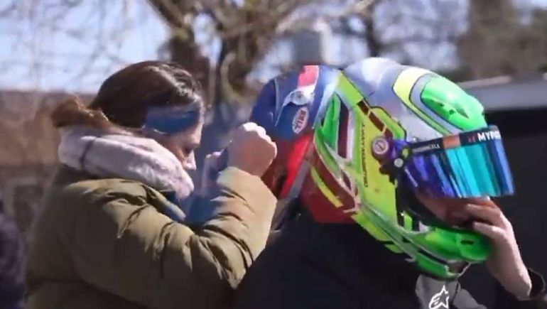 Sorprendió a todos: la mamá de Colapinto llamó la atención en Pilar al utilizar una reliquia para ir a votar