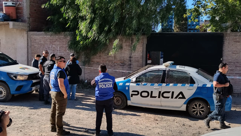 El trabajo de la División Homicidios y Criminalística en la Distribuidora donde se cometió el asesinato se extendió desde la madrugada hasta la tarde.