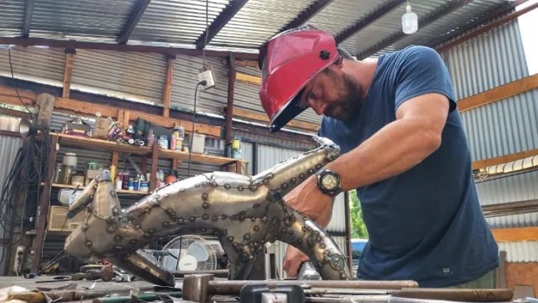 Tomás Shinelli, el reconocido artista de Chubut que hizo el nuevo dinosaurio de Trelew. Tomás Shinelli, el reconocido artista de Chubut que hizo el nuevo dinosaurio de Trelew. 