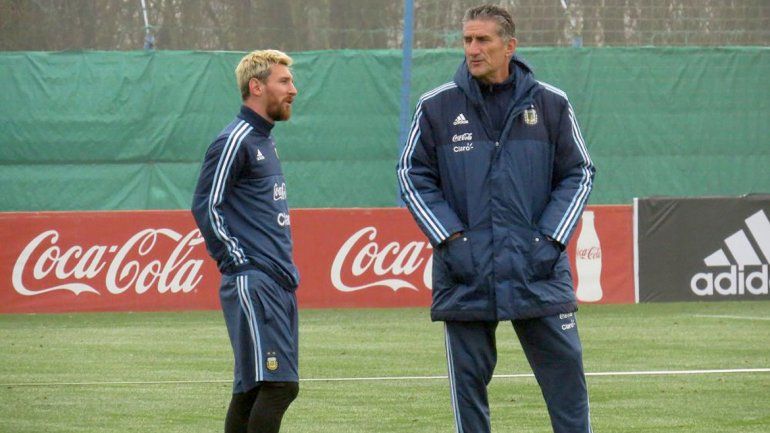 Bauza se mostró molesto por la ausencia de Messi tras una nueva lesión y criticó al Barcelona.