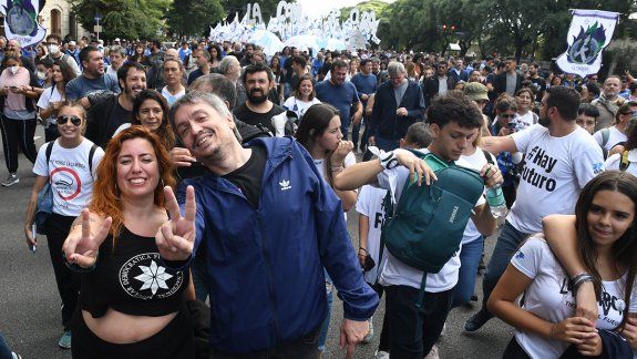 Máximo Kirchner: El Gobierno tiene que ser con la gente adentro