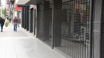 La crisis nacional golpea las finanzas hogareñas en Neuquén y restringe el consumo básico.