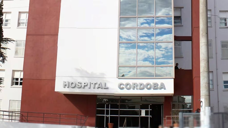 La víctima quedó internada con heridas en brazos y cara.