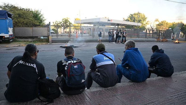 La empresa de neumáticos Fate cerrará sus puertas y dejará más de 900 empleados en la calle | LM Neuquen La empresa de neumáticos Fate cerrará sus puertas y dejará más de 900 empleados en la calle