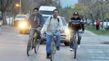 Un poco de ejercicio mientras uno se traslada por la ciudad no viene mal. Muchos eligen las ciclovías, que son seguras.