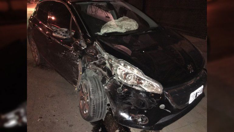 Un auto quedó destrozado tras chocar a metros de la Ruta 22