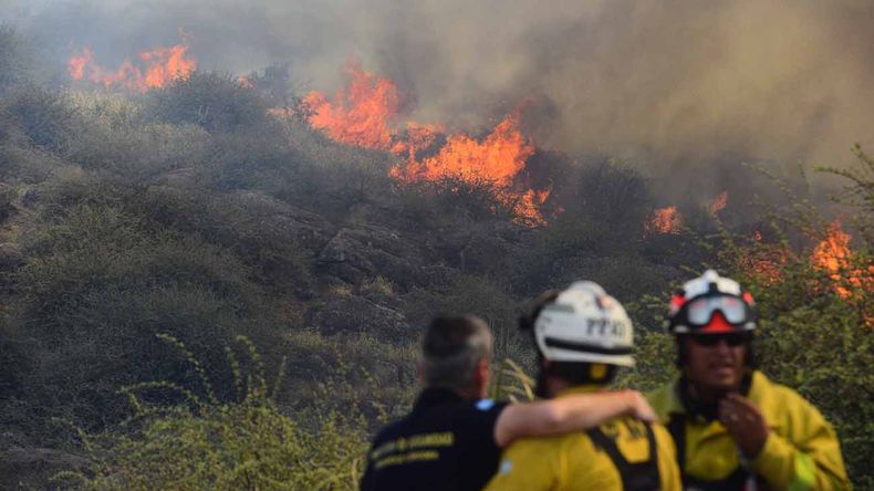 Córdoba combate tres focos de incendios con más de 330 brigadistas y riesgo extremo