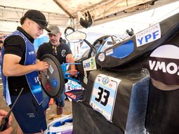 Con el apoyo de VMOS, el CET 12 obtuvo el Premio a la Creatividad en el Desafío ECO YPF y recibió un kit tecnológico para seguir desarrollando su auto eléctrico. Con el apoyo de VMOS, el CET 12 obtuvo el Premio a la Creatividad en el Desafío ECO YPF y recibió un kit tecnológico para seguir desarrollando su auto eléctrico.