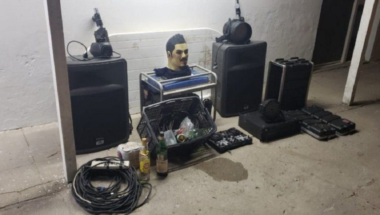 Parte de los artículos secuestrados en Reta por parte de la policía tras la desarticulación de una fiesta clandestina.
