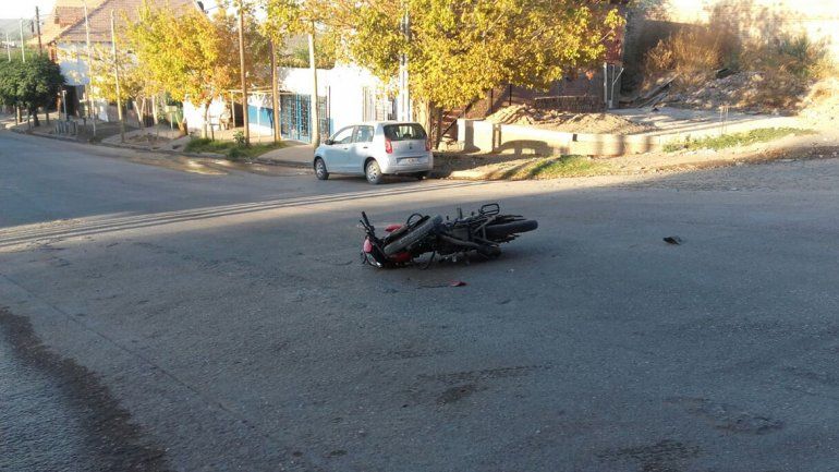 No pudo frenar la moto a tiempo y terminó con la cabeza metida en un auto