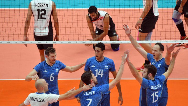 El voley clasificó primero en su grupo y espera rival