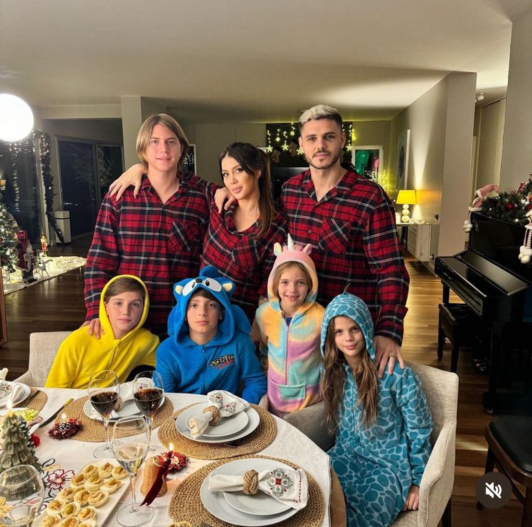 Wanda Nara subió una foto saludando en Navidad