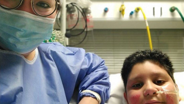 La increíble historia de Mateo, el niño que sobrevivió a prenderse fuego