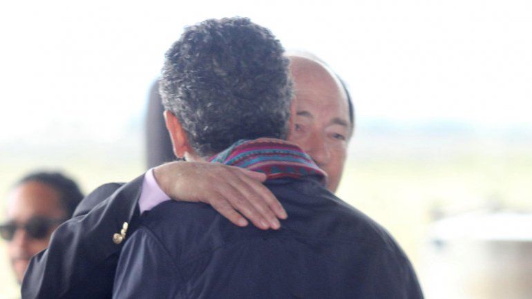 El abrazo del radical Ernesto Sanz a Randazzo disparó el enojo K.