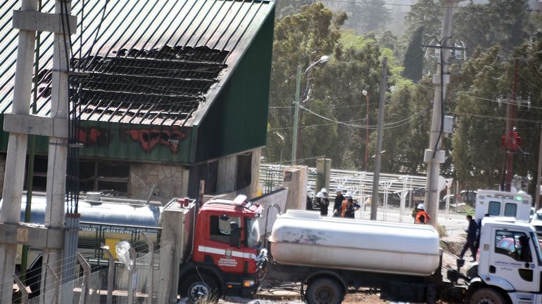 El incendio en la Estación Trasformadora Centenario se generó a partir de las 11 de este viernes. Se sintió una explosión afuera en el predio. El fuego provocó daños internos y un agujero en el techo del edificio.