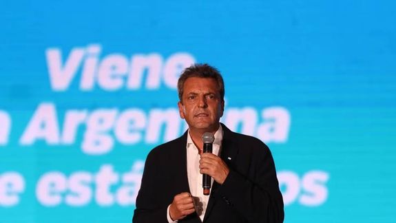 Sergio Massa, en la recta final de su campaña electoral, mira de reojo cualquier encuesta.