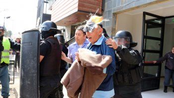 Uno de los huevos dio en la cabeza del ex militar cuando lo retiraban de las salas de audiencias de Junín de los Andes, tras solicitar la nulidad del juicio. Uno de los huevos dio en la cabeza del ex militar cuando lo retiraban de las salas de audiencias de Junín de los Andes, tras solicitar la nulidad del juicio.