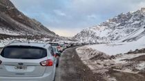 Largas son la filas de auto con turistas argentinos que todos los fines de semana viajan a Chile a hacer compras.