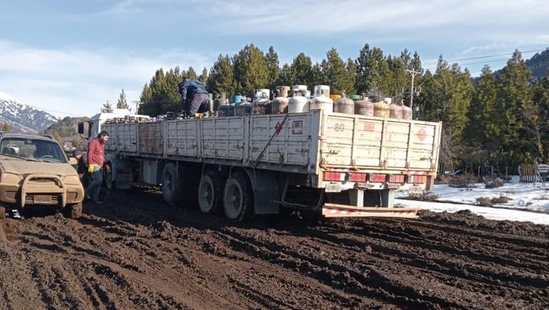 El estado del camino impidió que el camión avanzara.