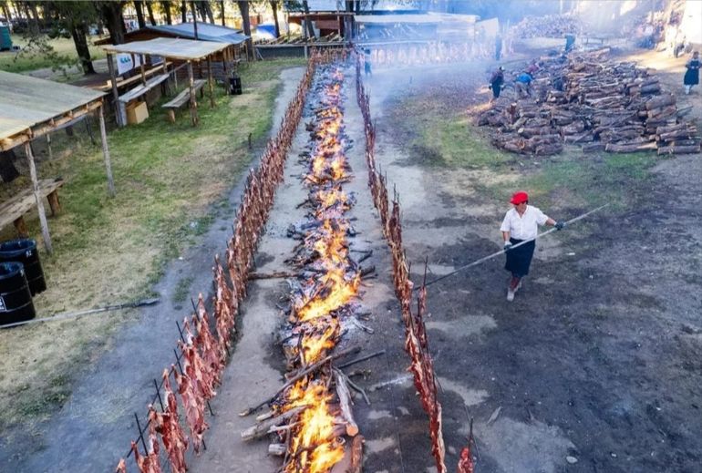 Gastronomía típica de la patagonia, otro de los denominadores comunes en las fiestas populares del verano en Chubut. Gastronomía típica de la patagonia, otro de los denominadores comunes en las fiestas populares del verano en Chubut.