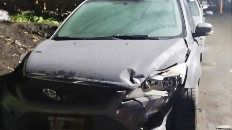 Un fuerte choque provocado por un borracho en contramano destruyó dos autos estacionados | LM Neuquen Un fuerte choque provocado por un borracho en contramano destruyó dos autos estacionados