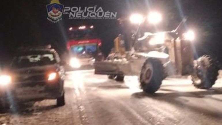 Caviahue: rescataron a un micro con 13 turistas varados en la nieve