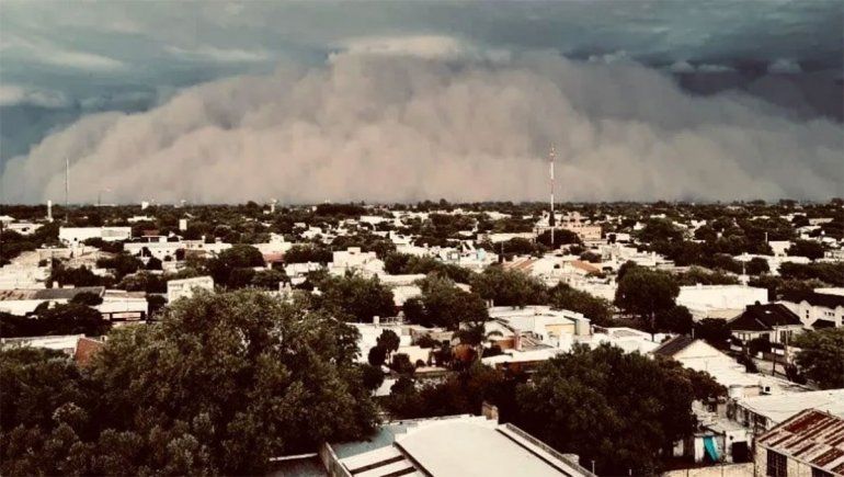 La espectacular tormenta que azotó La Pampa, vista desde adentro y afuera