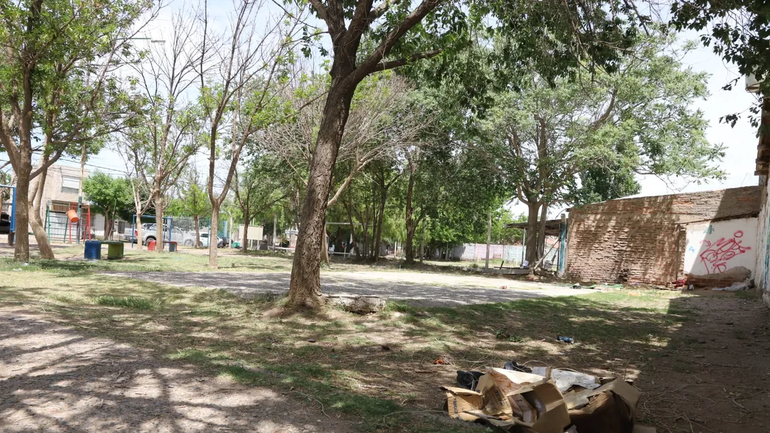 Qué dijo el Municipio sobre la plaza invadida por personas en situación de calle