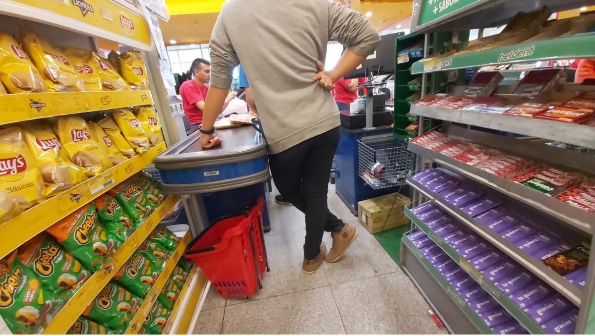 Las golosinas en las cajas del hipermercado siguen siendo polémica en Neuquén