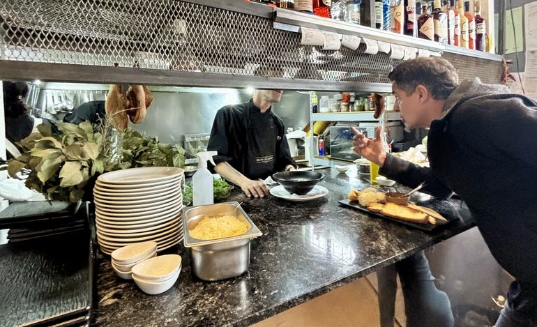 El Gaita y su equipo de cocina en marcha. El Gaita y su equipo de cocina en marcha.