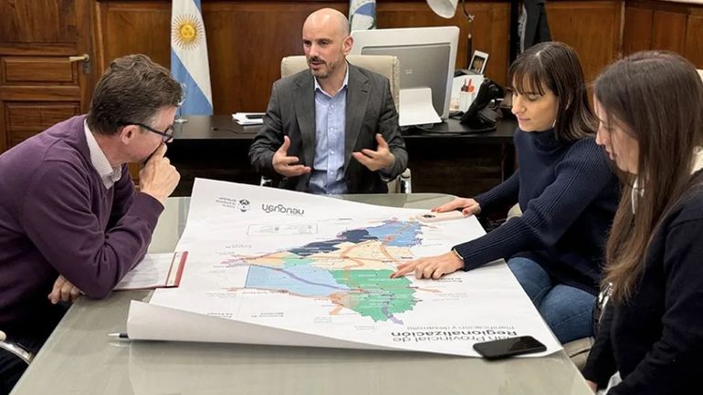El Jefe de Gabinete Juan Luis Ousset junto al Cónsul General de Chile, Jorge Beals Pott. El Jefe de Gabinete Juan Luis Ousset junto al Cónsul General de Chile, Jorge Beals Pott.