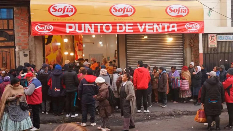 La crisis en Bolivia llegó al racionamiento de combustible y alimentos. | LM Neuquen La crisis en Bolivia llegó al racionamiento de combustible y alimentos.