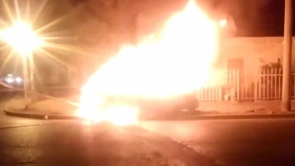 Chocó contra dos postes de luz y el auto se le incendió