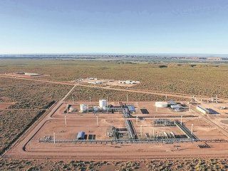 trabajan en el control de una fuga en un pozo de gas en loma campana
