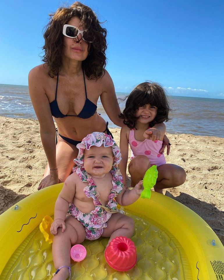 La actriz y sus hijas con Juan Manuel Urtubey, Julia y Belita.