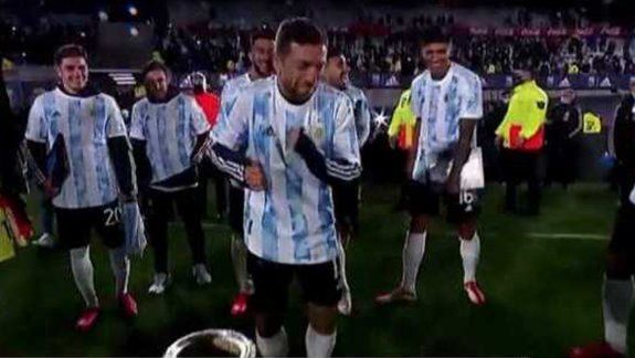 Los hinchas le pidieron al Papu Gómez que baile
