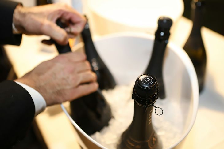 El consumidor moderno elige menos botellas y paga más por cada una que descorcha. El consumidor moderno elige menos botellas y paga más por cada una que descorcha.