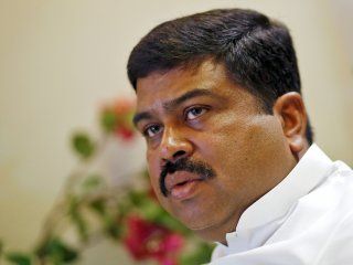 Imagen de archivo del ministro de Petróleo de India, Dharmendra Pradhan, hablando durante una entrevista con Reuters en Nueva Delhi, India. 12 de junio, 2015. REUTERS/Anindito Mukherjee/Archivo
