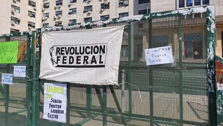 Procesan a la mujer que ofrecía un arma para matar a Cristina