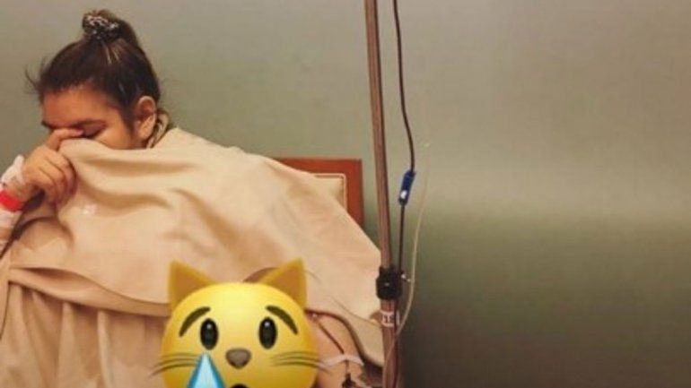 Sola. Morena aún no recibió la visita de su padre y menos la de su ex novio.