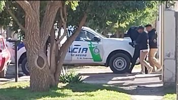 El policía de Roca fue detenido por sus propios camaradas. El policía de Roca fue detenido por sus propios camaradas.
