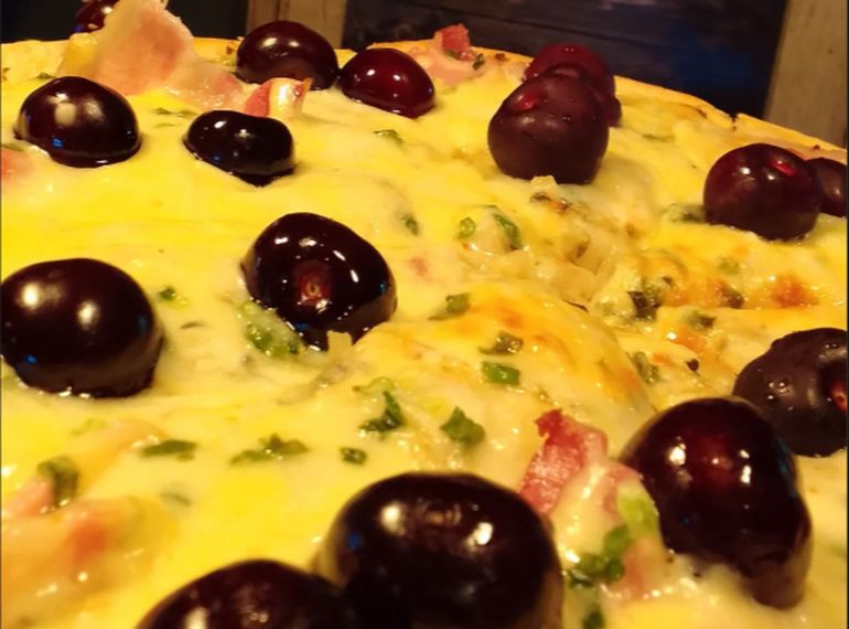 La pizza con cereza de la cervecería artesanal Viel Gluk, en Los Antiguos. 