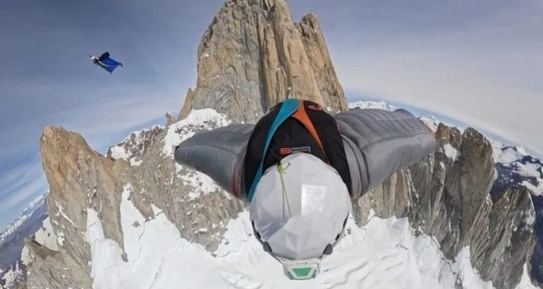 El polémico y peligroso Salto BASE desde la cima del Fitz Roy. El polémico y peligroso Salto BASE desde la cima del Fitz Roy.