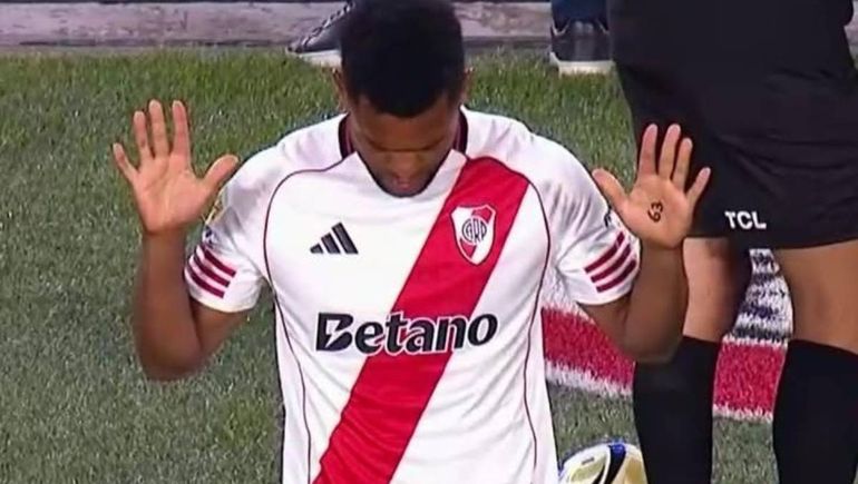 Rezo y un misterioso número: el inédito momento que protagonizó Borja en la derrota ante Sarmiento de Junín