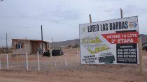 El loteo las bardas no tiene conexión de servicios básicos.