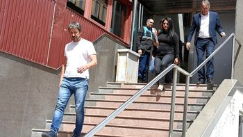 El intendente de Trelew, Gerardo Merino, y su abogada, tras la presentación espontánea del martes ante la Justicia. El intendente de Trelew, Gerardo Merino, y su abogada, tras la presentación espontánea del martes ante la Justicia.